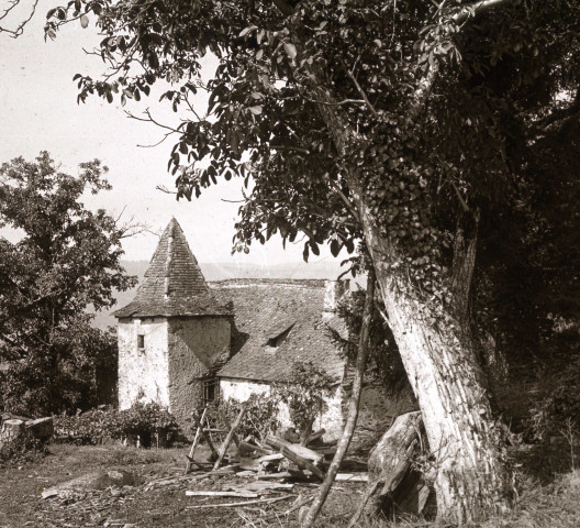 Ferme avec tour carrée.