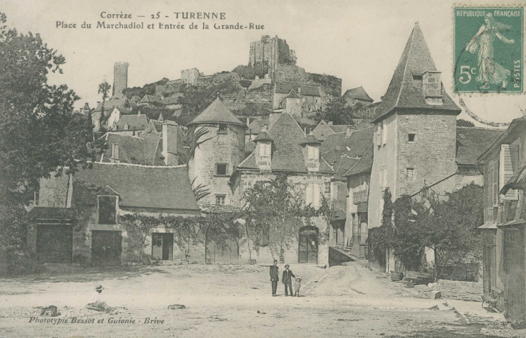 Turenne : "Corrèze - 25 - Turenne - Place du Marchadiol et entrée de la grande-rue".