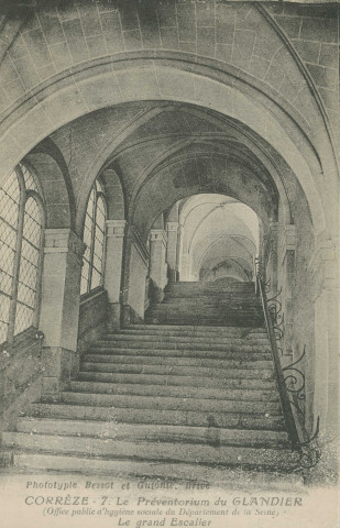 Beyssac : "Corrèze - 7. Le Préventorium du Glandier (Office public d'hygiène sociale du Département de la Seine) - Le grand escalier".