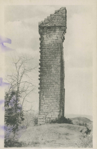 Yssandon : "12. - Vieux donjon Yssandonais (Corrèze) - Hauteur : 30 mètres - Point de vue grandiose - Ruine féodale - Château élevé au XIVe siècle et dépendant de la Vicomté de Limoges".