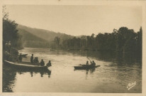 Argentat : "Gorges de la Dordogne - 216. Tourisme nautique - Canoës descendant les gorges, Argentat-Beaulieu (Corrèze)".