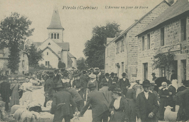 Pérols-sur-Vézère : "Pérols (Corrèze) - L'avenue un jour de foire".
