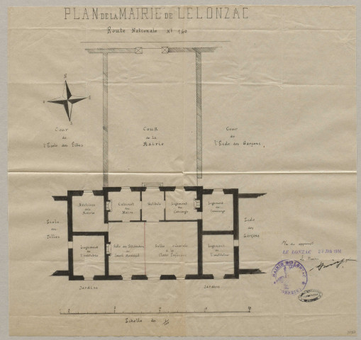 Mairie. Monument aux morts. Champ de foire. Bascule publique. Halle. Adduction d'eau. Eclairage public.