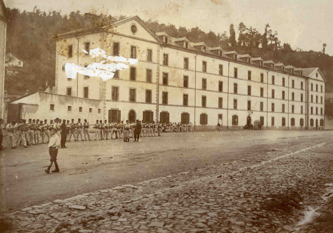 Caserne du Champ-de-Mars: instruction des recrues du 100e Régiment d'Infanterie.