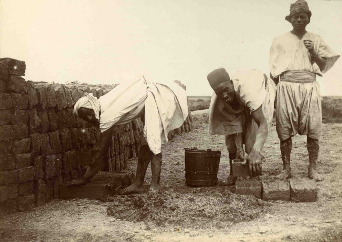 Moulage et séchage de matériaux de construction.