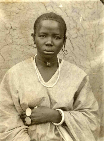 Portrait à mi-corps d'une jeune femme.
