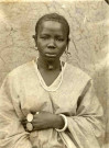 Portrait à mi-corps d'une jeune femme.