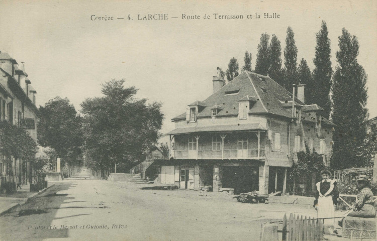 Larche : "Corrèze - 4. Larche - Avenue de Terrasson et la halle".
