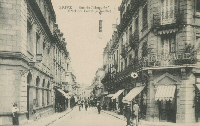 Brive-la-Gaillarde : "Brive - Rue de l'Hôtel-de-ville - Hôtel des Postes (à gauche)".