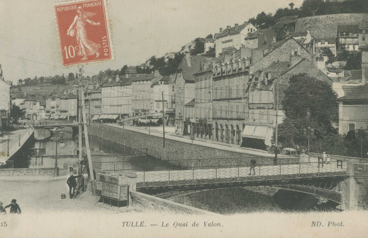 Tulle : "15 Tulle. - Le quai de Valon.". Passerelle du tribunal, séance d'affichage près de toilettes publiques.