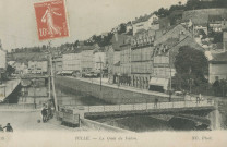 Tulle : "15 Tulle. - Le quai de Valon.". Passerelle du tribunal, séance d'affichage près de toilettes publiques.
