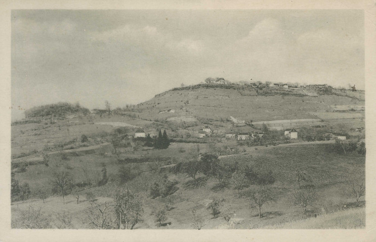 Yssandon : "6. - Yssandon (Corrèze) - Vue panoramique du Puy d'Yssandon et butte du Chalard".