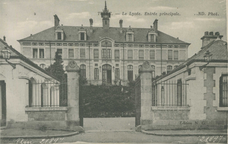 Tulle : "2 Tulle. - Lycée. Entrée principale.".