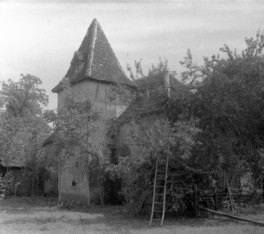 Ferme avec tour carrée.