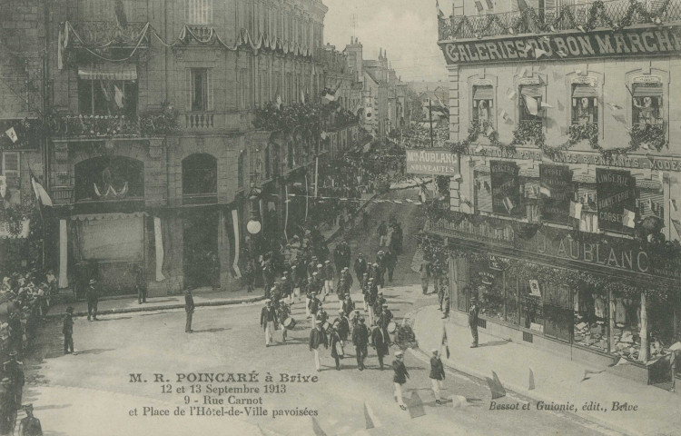 Brive-la-Gaillarde : "M.R. Poincaré à Brive -12 et 13 septembre 1913 - 9 - Rue Carnot et place de l'hôtel-de-ville pavoisées".