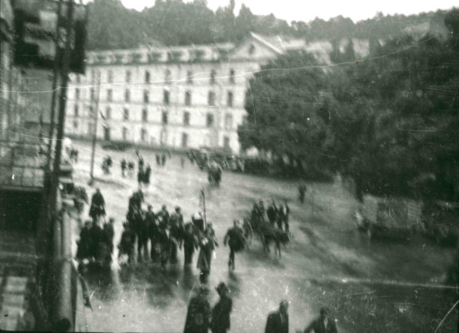 Défilé militaire à la caserne du Champ-de-Mars.