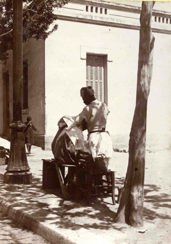 Barbier rasant dans la rue.