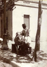 Barbier rasant dans la rue.
