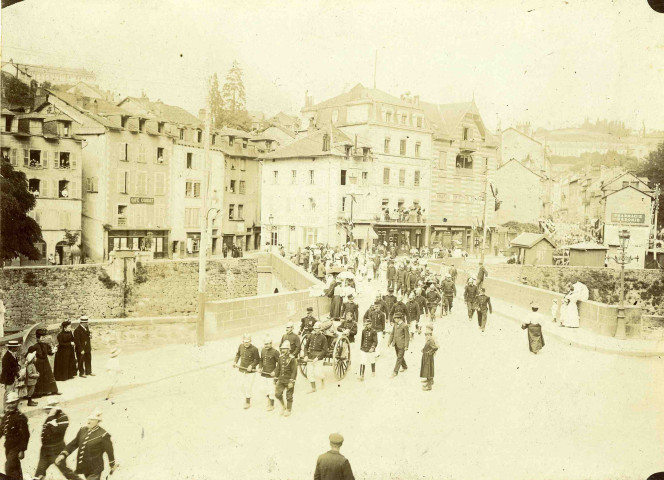 Le défilé avec les pompiers traverse le pont de la Barrière.