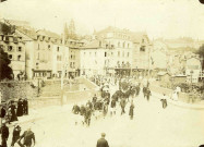 Le défilé avec les pompiers traverse le pont de la Barrière.