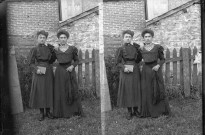 Portrait de deux jeunes femmes, en pied, en extérieur.