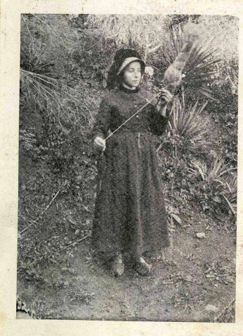 Jeune fille filant.