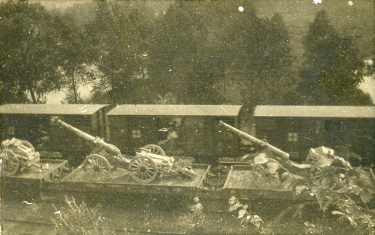Nos canons en route pour la Somme. En gare de Longueau.