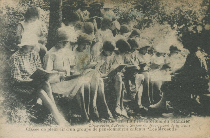 Beyssac : "Corrèze - 37 . Le Préventorium du Glandier (Office public d'hygiène sociale du Département de la Seine) - Classe de plein air d'un groupe de pensionnaires enfants "Les Myosotis"".