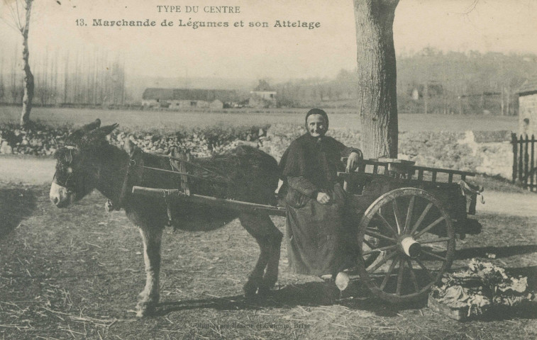 Folklore : "Type du Centre - 13. Marchande de légumes et son attelage".