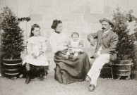 Groupe familial, couple, jeune fille et bébé assis devant une maison (Adolphe et Juliette Guinot, Marie-Lucie Montagut ?).