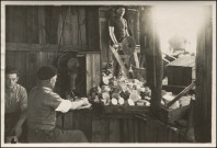 Découpe de rondins de bois.