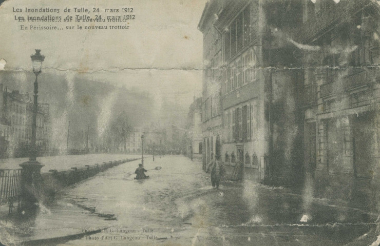 Tulle : "Les inondations de Tulle, 24 mars 1912 - En périssoire...sur le nouveau trottoir".