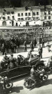 Le maréchal Pétain et son escorte motorisée au pont de la Barrière.