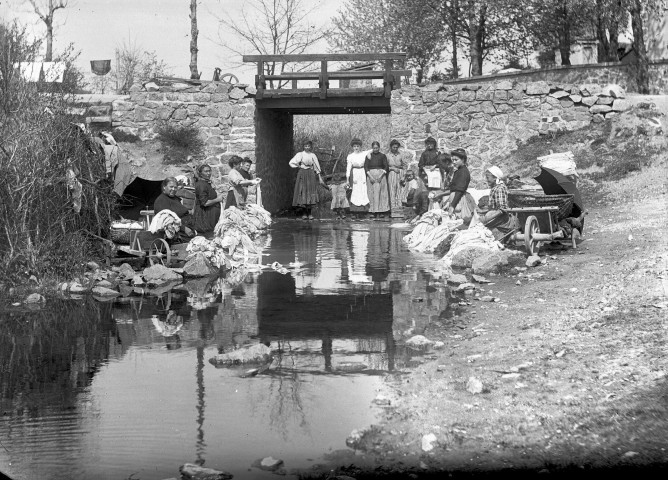 Pont sur la truelle : lavandières.