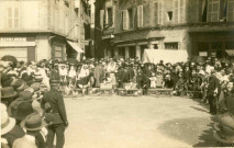 Lancer de pigeons, place d'Arche.
