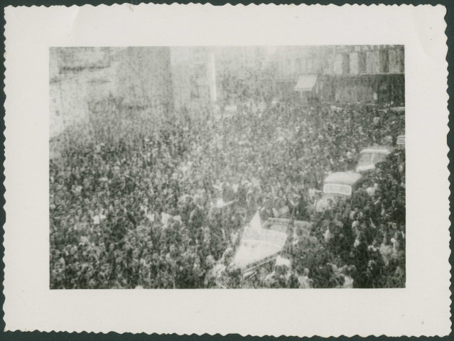 Libération, une délégation officielle en voitures et la foule en liesse.