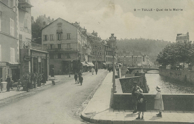 Tulle : "9 - Tulle - Quai de la mairie". Toilettes publiques en bord du quai.