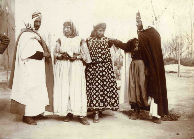 Le caïd, son invité et deux femmes.