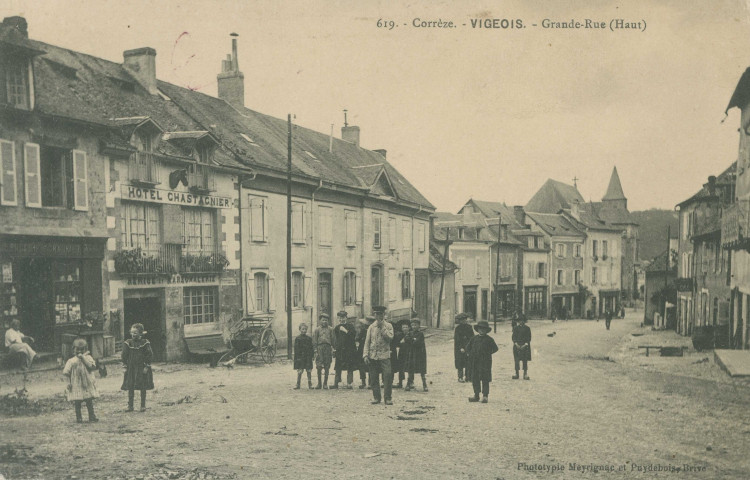 Vigeois : "619. - Corrèze. - Vigeois. - Grande-rue (haut)".