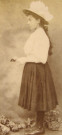 Portrait en pied d'une jeune fille, profil (Marie-Lucie Montagut ?).