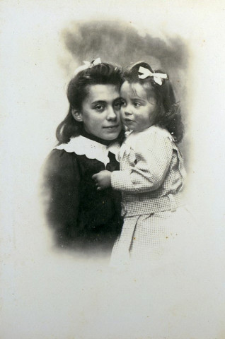 Portrait mi-corps d'une jeune fille (Marie-Lucie Montagut ?) et d'un jeune enfant.