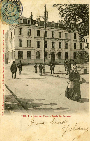 "Tulle. - Hôtel des Postes - Sortie des facteurs".