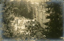 Festivités dans la cour et les jardins de la préfecture.