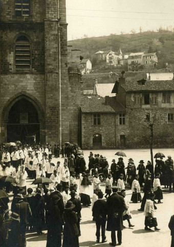 Les prêtres sortant de la cathédrale.