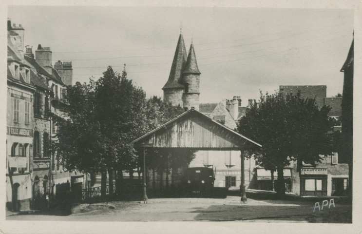 Brive-la-Gaillarde : "11 Brive-la-Gaillarde (Corrèze). - Place de la halle - Maison Treilhar (XVIe siècle).".